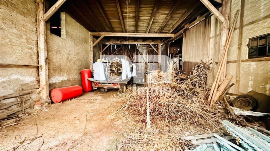 Wohn / Gewerbe Ensemble mit Wohnhaus, Stallgebäude, großer Scheune sowie Nebengebäude - Zufahrt 2 Innenhof / Scheune